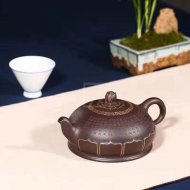 《心經(jīng)禪蓮》宜興紫砂壺助理工藝美術(shù)師手工紫泥半月