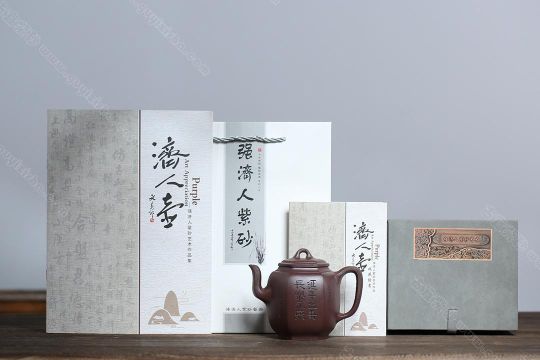 泉眼無聲惜細流，樹蔭照水愛晴柔。