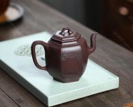 泉眼無聲惜細流，樹蔭照水愛晴柔。