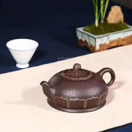 《心經(jīng)禪蓮》宜興紫砂壺助理工藝美術(shù)師手工紫泥半月